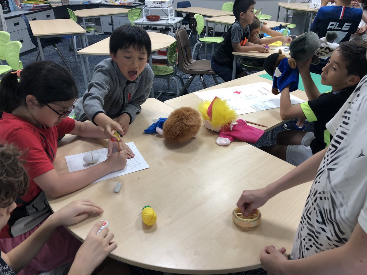 asijMachidori's tweet photo. Students enjoys different textures. It is nice to be playful and share it with others. #G3JPclass #collaborativeactivity https://t.co/qsEsAYcZ8d