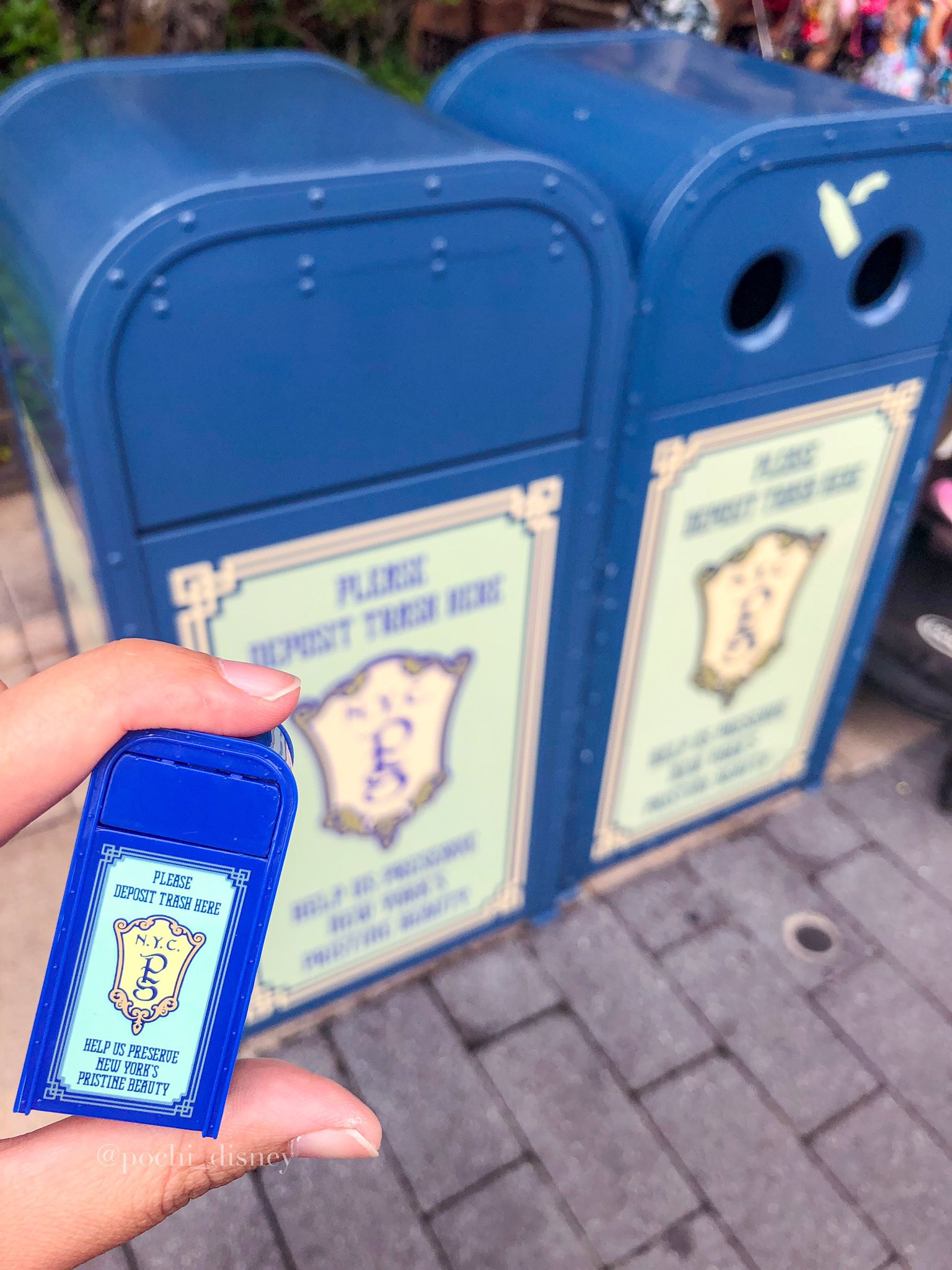 ぽちたん トラッシュカン巡り 東京ディズニーランドｖｅｒ モンスターズインク表と裏でデザイン違うのな ミニチュアフィギュアコレクション トラッシュカンフィギュア T Co Mde1klos4s Twitter