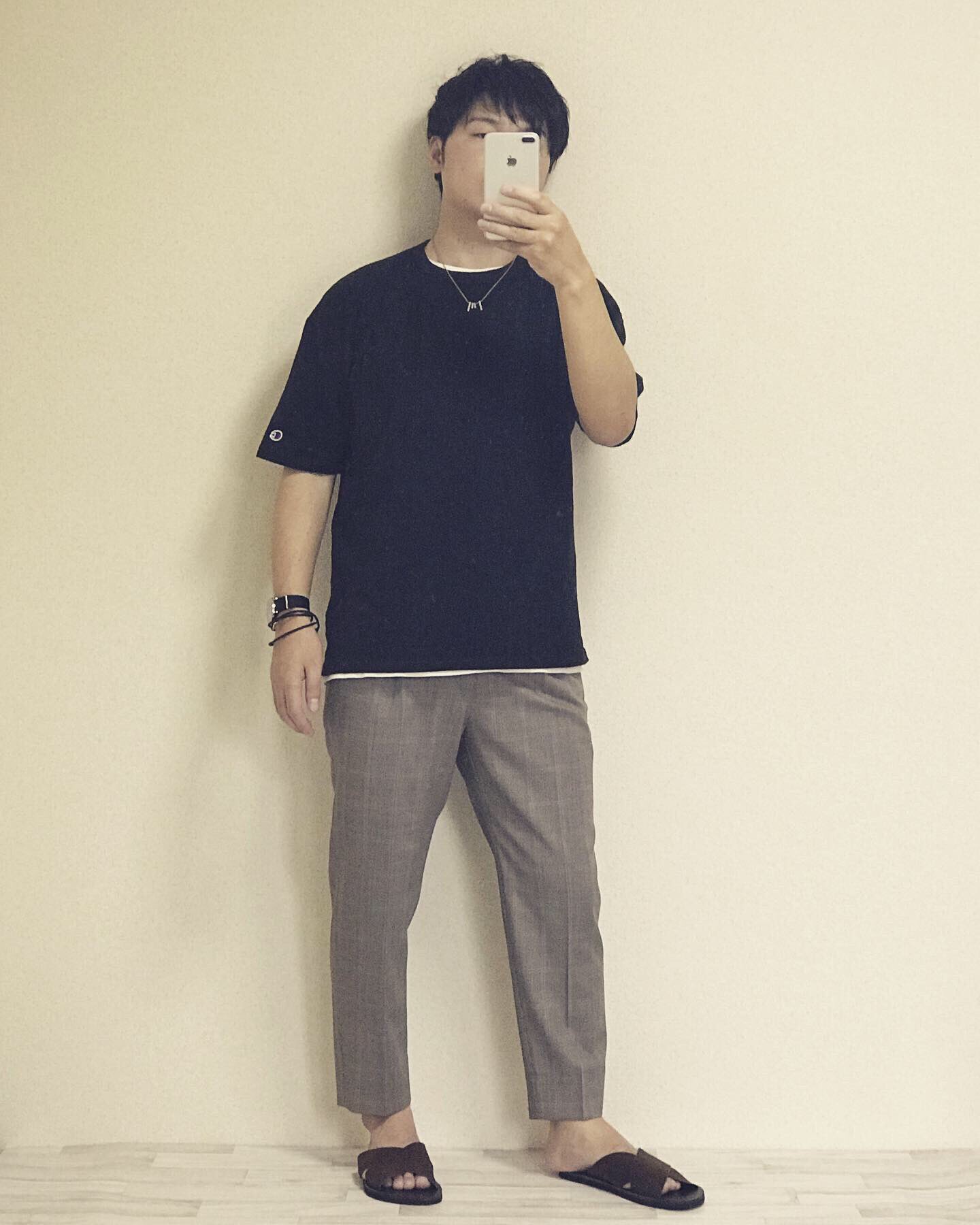 トモ メンズファッションブロガー ブラウン チェックのスラックス を使ったコーデです トップスに迷いましたが Tシャツを 重ね着 することでこなれた感じを出してます シンプルな合わせ方なので足元を変えるだけで印象が変わりますよ チェック