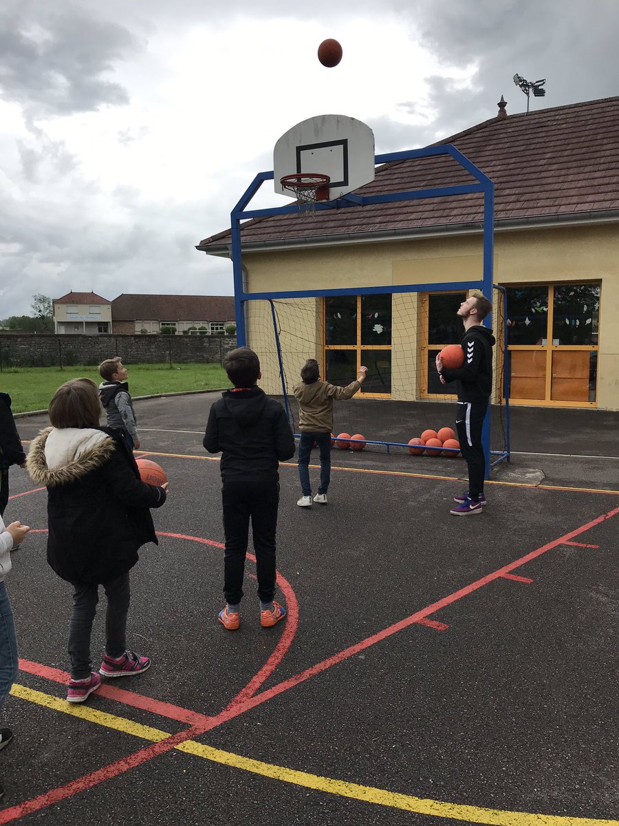 Séance d’initiation au basketball 🏀 par #ALLuxeuil ! Au top 👌🔝! Vivement la prochaine séance !!! #EPS #basketteursdefolie