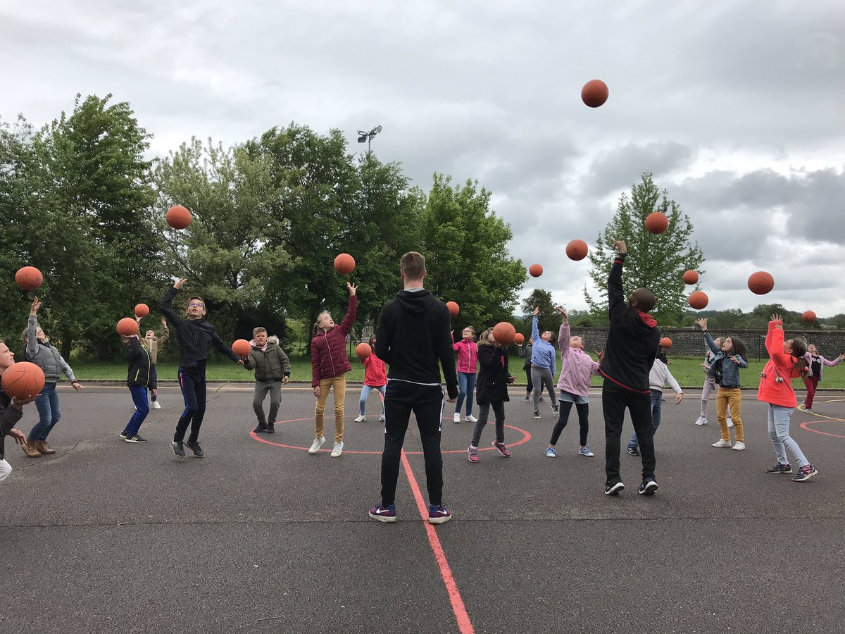 CFranchevelle's tweet photo. Séance d’initiation au basketball 🏀 par #ALLuxeuil ! Au top 👌🔝! Vivement la prochaine séance !!! #EPS #basketteursdefolie https://t.co/5oka8nUJdf