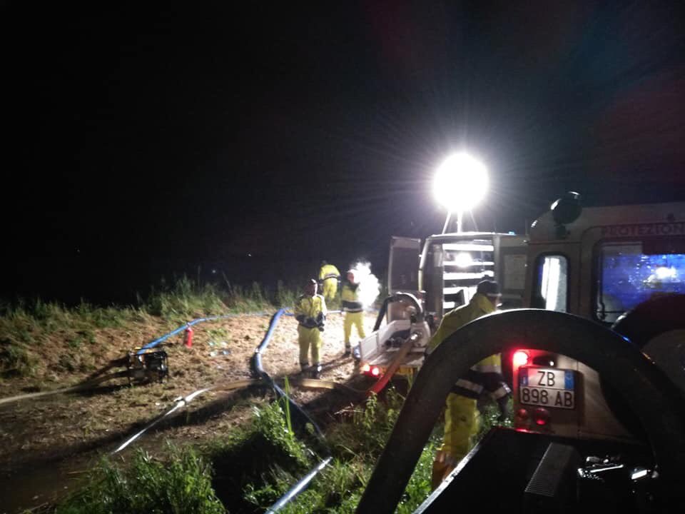 gigi_chigi's tweet photo. #Lagunari del Gruppo di #ProtezioneCivile #ALTA #Rosolina sono intervenuti stanotte ad #Bottrighe (#Adria) a causa del #maltempo.
#Serenissima @Esercito @alta_web https://t.co/XMzZiRmzsY