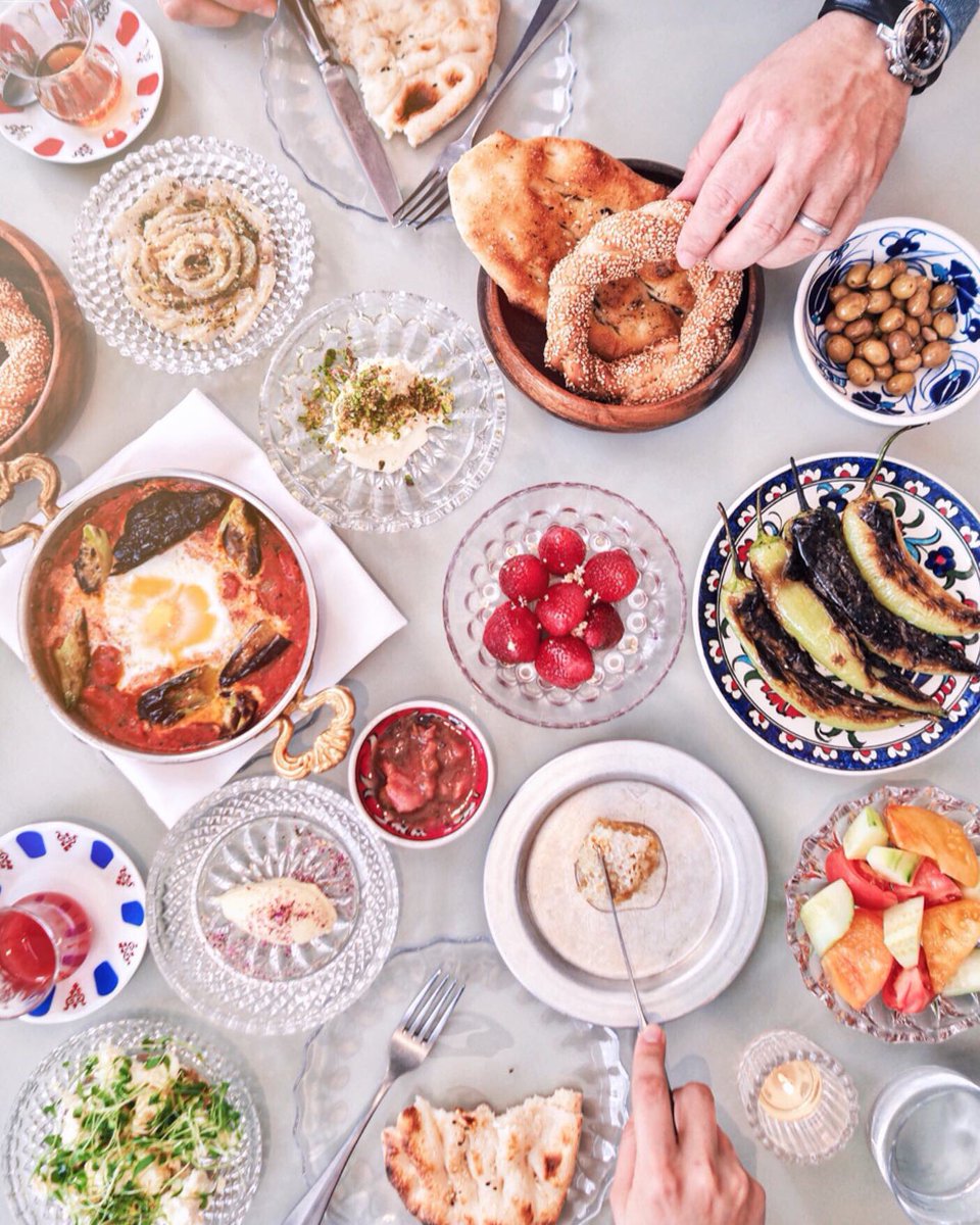 Our new favourite brunch. 💗 Nestled in a beautiful &amp; peaceful courtyard right in the heart of Zürich.

Their sous vide strawberries with vermouth &amp; vanilla, so insanely delish we could scoff down plates of it! >> bit.ly/2Wmp35N
#brunchzurich #zürilove #brunch