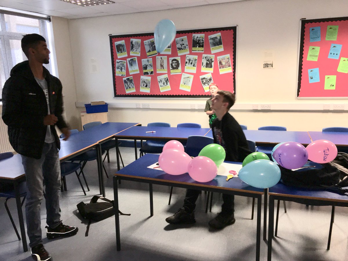 Balloon towers in Spanish revision... Or balloon football 🙄