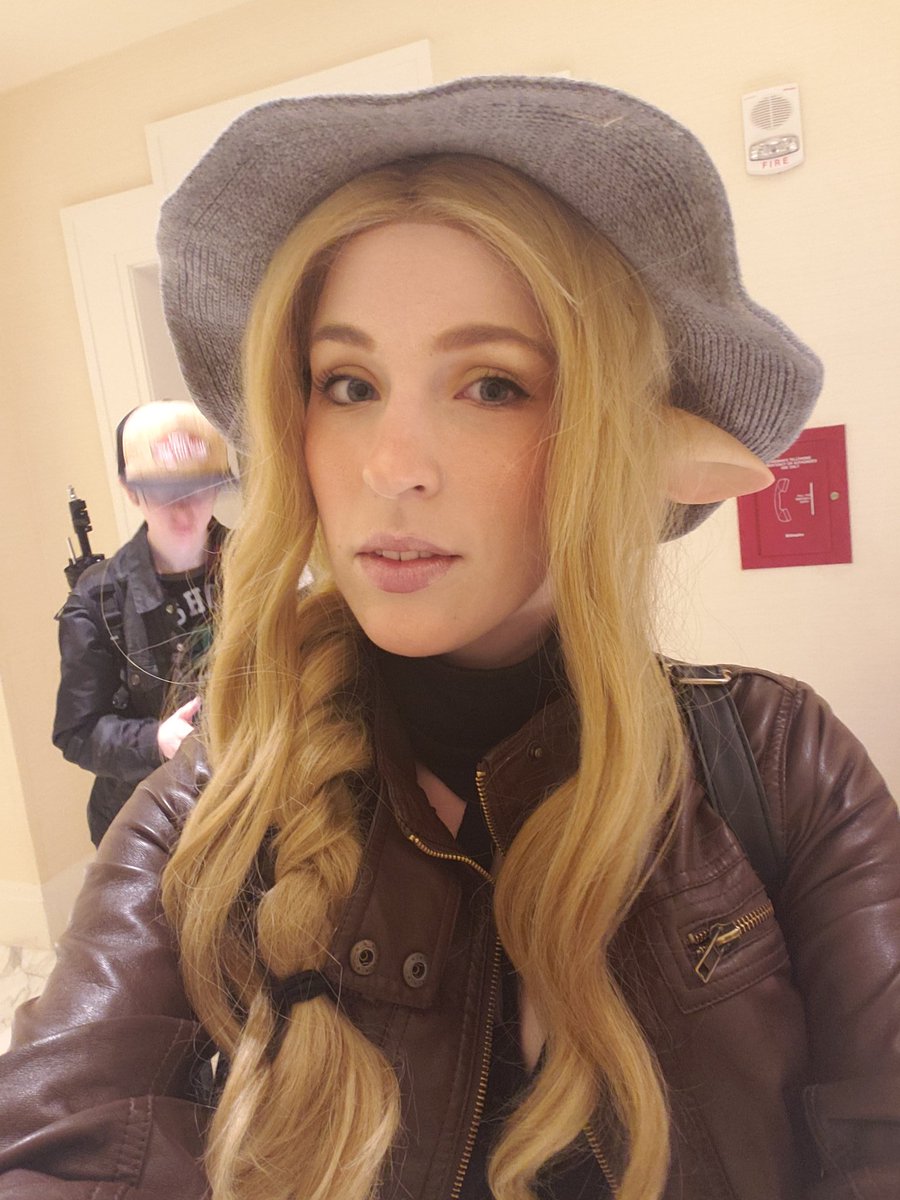 GarnetRoseCos's tweet photo. #LGBTcosplay day? 
Heck. Yes. 
Hi! I'm Mel, I'm Bi and I've been cosplaying for... 7ish years.
It's only been in the past year that I've come full circle and only cosplayed bisexual disasters like me  (except taako - taako is just a disaster.) https://t.co/gdwD0UPu8n