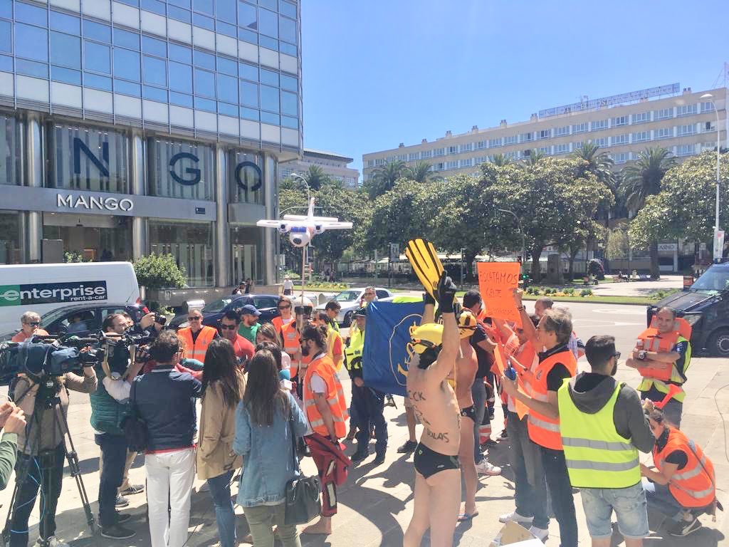 ‼️Ahora mismo en #Coruña están los compañeros concentrados por unas #condicionesDignas lejos de la #PrecariedadLaboral en la que nos tiene #Babcock @salvamentogob @fomentogob @mediasetcom @atresmediacom @informativost5 @A3Noticias @sextaNoticias @noticias_cuatro @TVGalicia