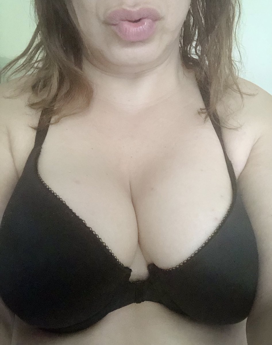 Yeni sütyenimi deniyorum aşkım nasıl olmuş?