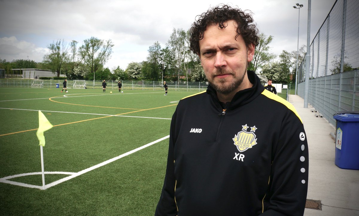 Xavier Roelens is dichter, voetbalt graag met zijn zoontje en is genomineerd voor De Grote Poëzieprijs <a href="/poezieprijs/">De Grote Poëzieprijs</a>. In een nieuwe video van #DichterBij draagt hij zijn gedicht '1955' voor. Kijk en luister: bit.ly/dichterbij-roe…