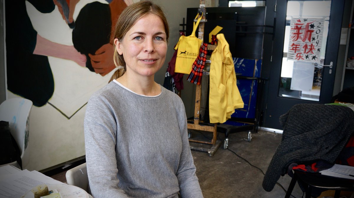 Maria Barnas schreef het gedicht 'Momenten' en is genomineerd voor De Grote Poëzieprijs <a href="/poezieprijs/">De Grote Poëzieprijs</a>. In de videoreeks #DichterBij draagt ze voor terwijl je een greep uit haar dagelijks leven ziet. Kijk en luister hier: bit.ly/dichterbij-bar…