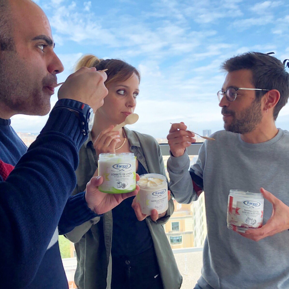 rac105's tweet photo. La cara de la @Montse_Vidal és 100% de "Xavi @canalias, no em 'robis' el meu #Farggi de vainilla, que tu ja tens el teu de panna cotta". O no? 🤣
I l'@albertbuscarons, com si res, feliç amb el seu sorbet de llimona 🙄😜 https://t.co/WXr3x28iZC