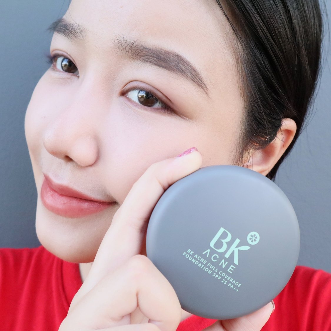 KaofangArea's tweet photo. BK ออกแป้งใหม่ค่ะซิส!!! BK ACNE FULL COVERAGE FOUNDATION SPF 25 PA++ มาด้วยกันถึง 3 เบอร์ แต่ยังคงคอนเซ็ปเหมาะสำหรับคนเป็นสิว ผิวแพ้ง่าย ช่วยลดสิวเหมือนเดิม รุ่นนี้เริ่ดตรงที่ปกปิดดี๊ กันน้ำกันเหงื่อ ไม่เยิ้มไม่เป็นคราบ แถมคุมมันเริ่ดๆด้วย ต้องลองแก๊ #ไว้รีวิวไว้ห้ามขายของโว้ยย https://t.co/2kHBo08aMw