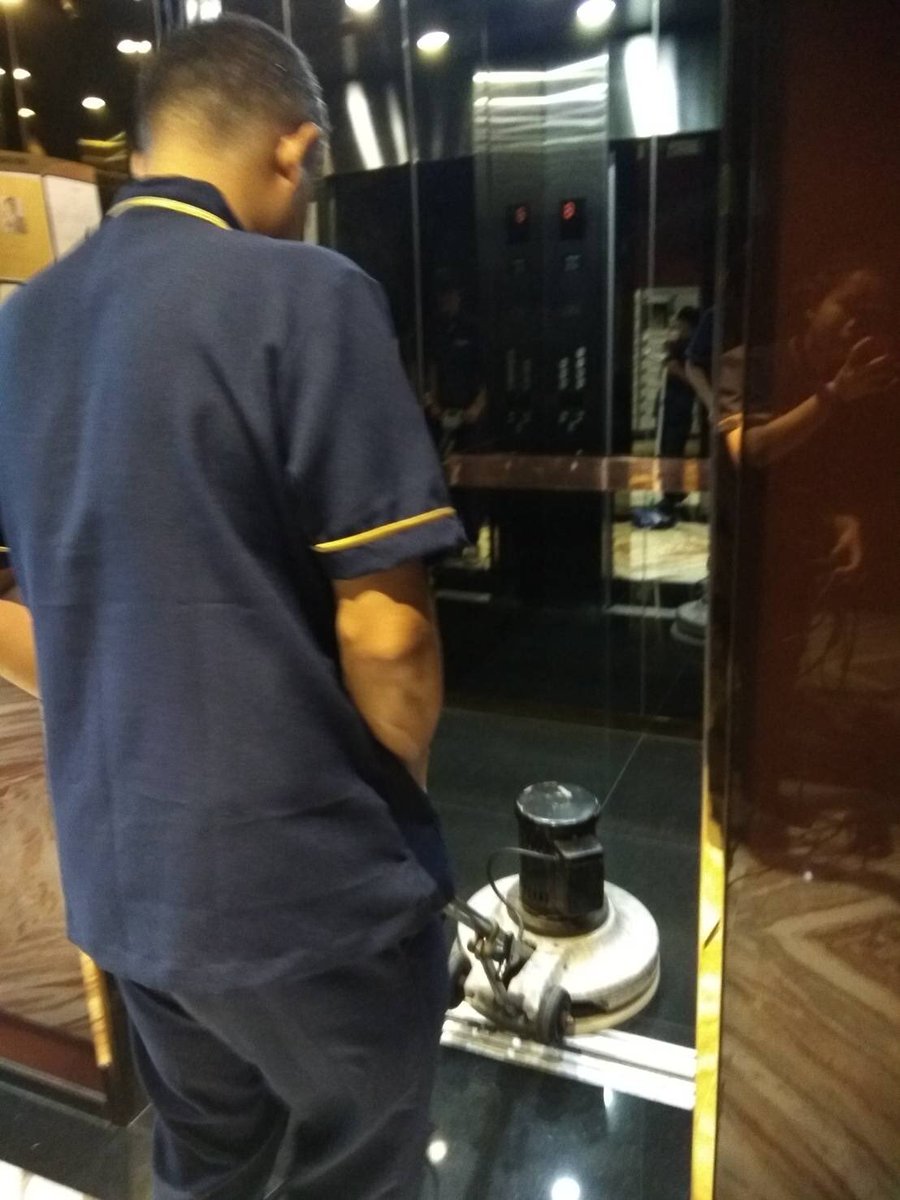 TaiNipaporn's tweet image. การตกแต่งโครงการด้วยหินอ่อนถือเป็นเอกลักษณ์ที่โดดเด่นของโครงการ การดูแลรักษาก็ยิ่งเป็นสิ่งสำคัญ ฝ่ายจัดการโครงการโมริ เฮาส์ จึงได้จัดแผนเข้าบำรุงรักษาพื้นหินอ่อนให้เงา สดใส อย่างสม่ำเสมอ 
#NKTeam