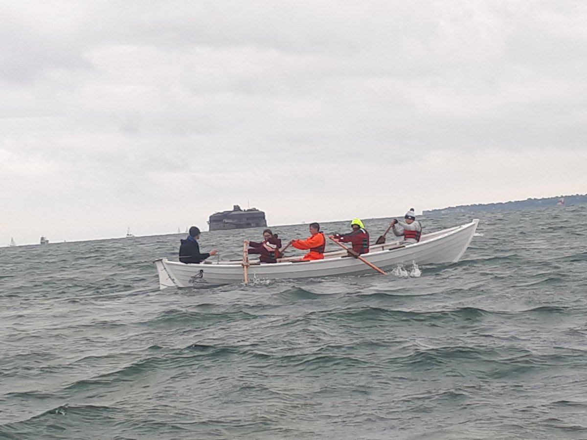 OarsomeChance's tweet photo. The @StVincent6FC @DofESouthEast #silverexpedition teams are on the home straight into #portsmouth #rowing #staylesskiffs https://t.co/92cuVML5sU