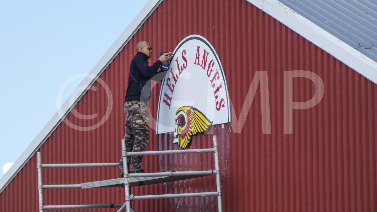 Hells Angels holen logo auf Clubhaus in Harlingen nach der gerichtlichen Entscheidung, dass der motorclub verboten ist. Fotos und Videos zur Verfügung. Kontakt: +31 6 83797670 #foto #video #images #footage #HellsAngels #Niederlande #Holland #MotorcycleClub #Outlaw