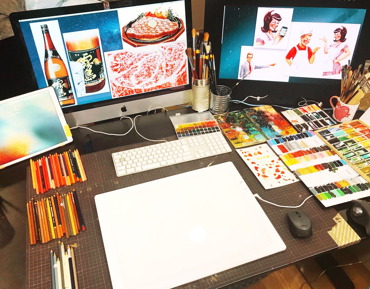 西田 真魚 Artist Illustrator 現在の自宅の作業環境はこんな感じ これはお肉の仕事を描いた時のフォーメーション 買って良かったと思うのは イケアの電動式のスタンディングデスク 右の液タブも ほぼサブディスプレイだけど良き 固形水彩などは紙に塗っ