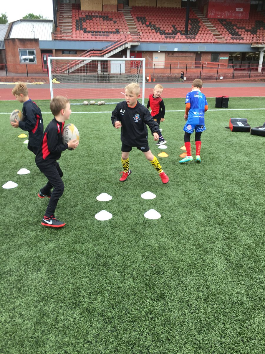 playondevelop's tweet photo. Day 2 and it’s all about #tackletechnique #passing #spidering #longpresent #partnerwork #listening #selfconfidence #tagrugby at #CwmbranStadium with @TorfaenLeisureT
Weathers not the best but a happy camp😊😊 https://t.co/aKxJTTaHgZ