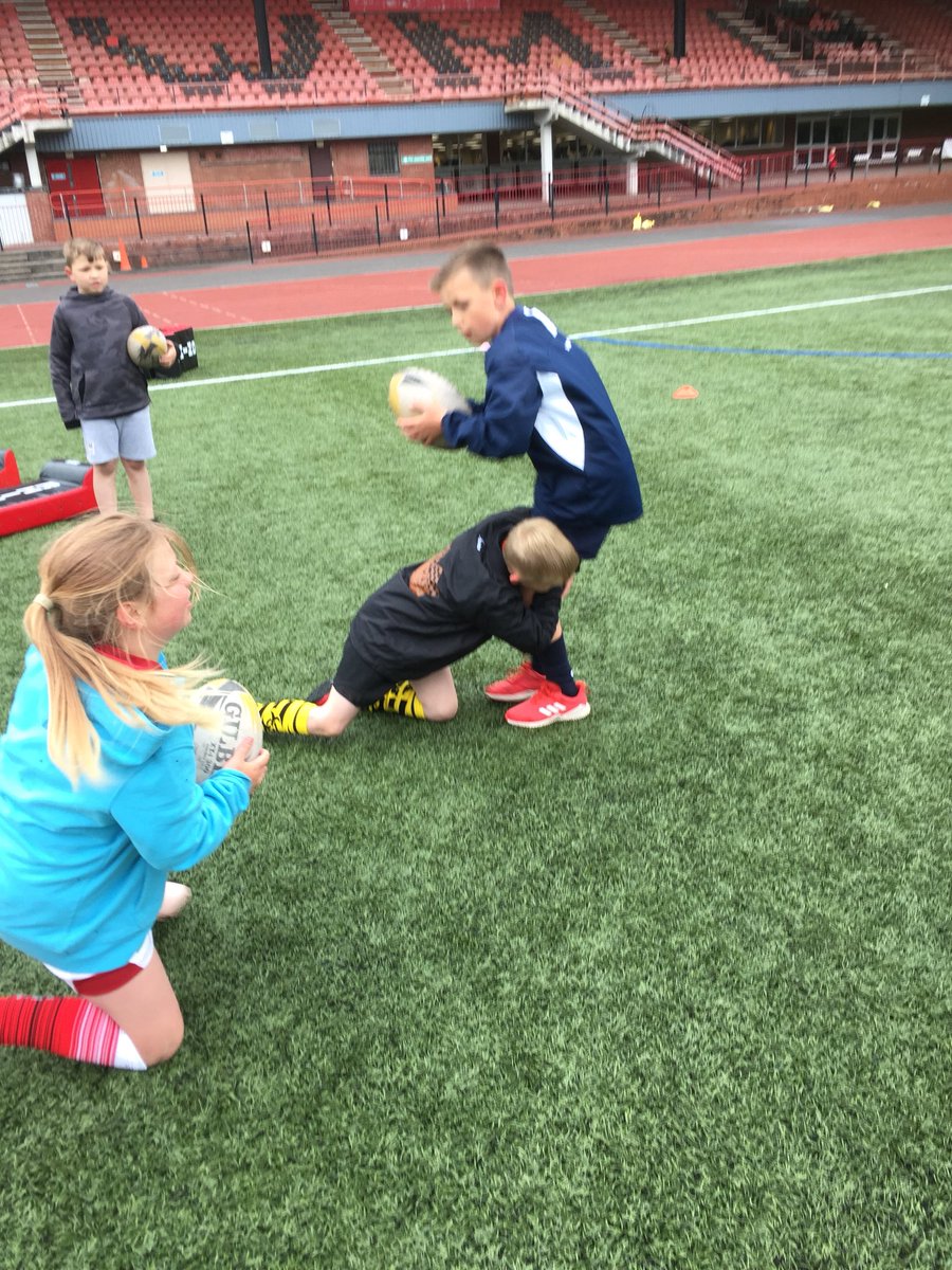 playondevelop's tweet photo. Day 2 and it’s all about #tackletechnique #passing #spidering #longpresent #partnerwork #listening #selfconfidence #tagrugby at #CwmbranStadium with @TorfaenLeisureT
Weathers not the best but a happy camp😊😊 https://t.co/aKxJTTaHgZ