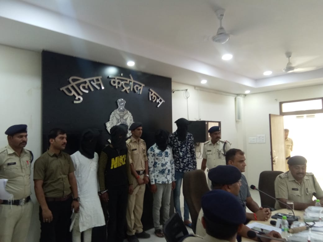CrimeDewas's tweet photo. दि.22.5.19 को अज्ञात आरोपी ने हा.पी. क्षेत्र से भारत फायनेंस इंक्लूनजर के कर्मचारी के साथ अज्ञात 4 व्यक्ति ने आंख में मिर्ची फेककर 6,63,140 रूपये से भरा बेग छीनकर भाग गये‍ घटना कि गंभीरता को देखते हुए पुलिस अधीक्षक श्री चन्द्रशेखर सोलंकी के मार्गदर्शन मे लूट का पर्दाफाश किया गया https://t.co/AXGuoS6mAg