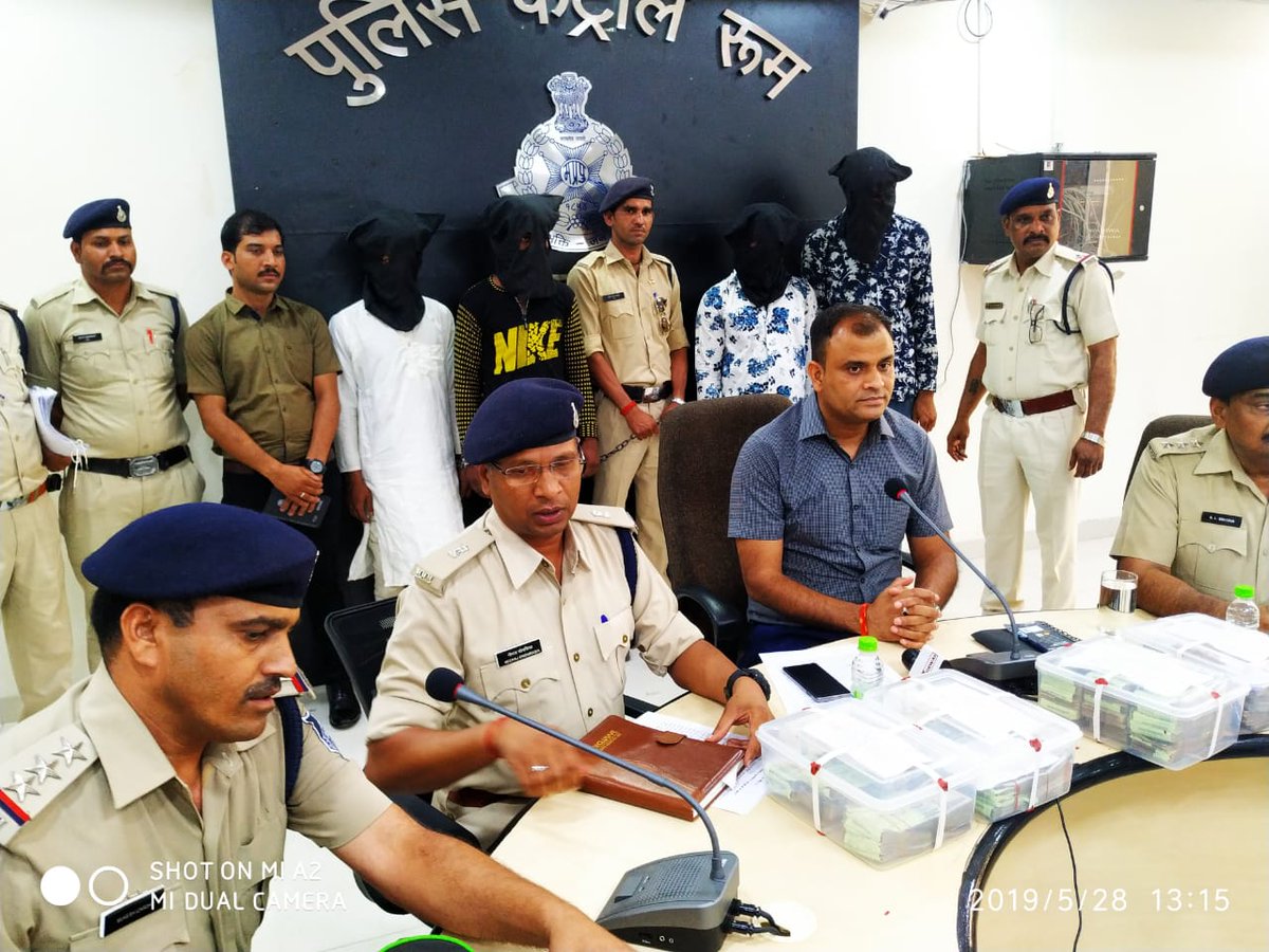 CrimeDewas's tweet photo. दि.22.5.19 को अज्ञात आरोपी ने हा.पी. क्षेत्र से भारत फायनेंस इंक्लूनजर के कर्मचारी के साथ अज्ञात 4 व्यक्ति ने आंख में मिर्ची फेककर 6,63,140 रूपये से भरा बेग छीनकर भाग गये‍ घटना कि गंभीरता को देखते हुए पुलिस अधीक्षक श्री चन्द्रशेखर सोलंकी के मार्गदर्शन मे लूट का पर्दाफाश किया गया https://t.co/AXGuoS6mAg