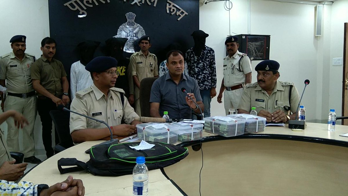 CrimeDewas's tweet photo. दि.22.5.19 को अज्ञात आरोपी ने हा.पी. क्षेत्र से भारत फायनेंस इंक्लूनजर के कर्मचारी के साथ अज्ञात 4 व्यक्ति ने आंख में मिर्ची फेककर 6,63,140 रूपये से भरा बेग छीनकर भाग गये‍ घटना कि गंभीरता को देखते हुए पुलिस अधीक्षक श्री चन्द्रशेखर सोलंकी के मार्गदर्शन मे लूट का पर्दाफाश किया गया https://t.co/AXGuoS6mAg