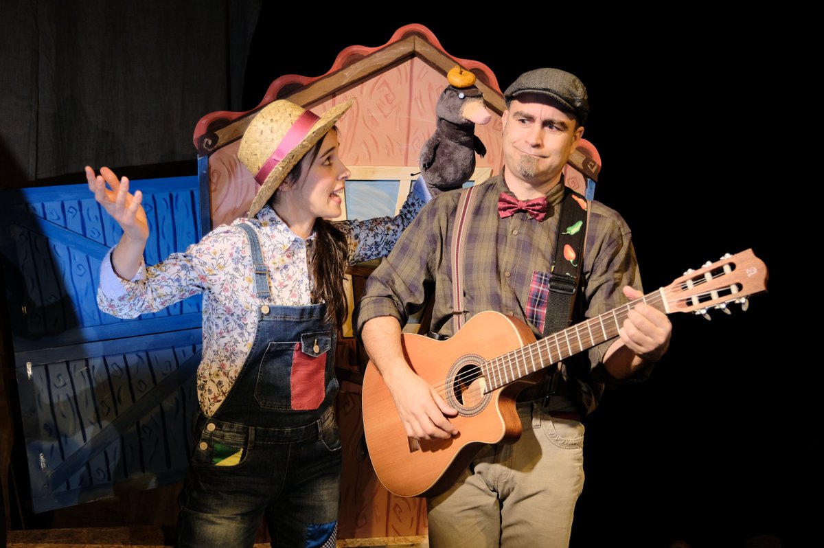 Esta fin de semana disfrutaremos de "A toupiña que quería saber quen lle fixera aquilo na cabeza" de <a href="/axaneladomaxin/">A Xanela do Maxín</a>.  Unha obra simpática e escatolóxica que provocará gargalladas de nenos e maiores.
<a href="/queverenvigo/">Que ver en Vigo</a> <a href="/quehacerenvigo/">¿Qué hacer en Vigo?</a> <a href="/OcioenGalicia/">Ocio en Galicia</a> <a href="/axendavigo/">A axenda de Vigo</a> <a href="/LaGuiaGoPonteve/">LaGuiaGo Pontevedra</a>