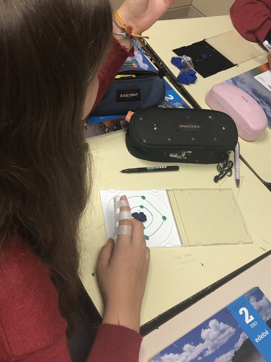 alexmr_73's tweet photo. Treballem 🔎📝el #modeloatomico amb els alumnes de #2nesopd per aprendre com está format @PadreDamianSSCC https://t.co/R2Yg6pOR16