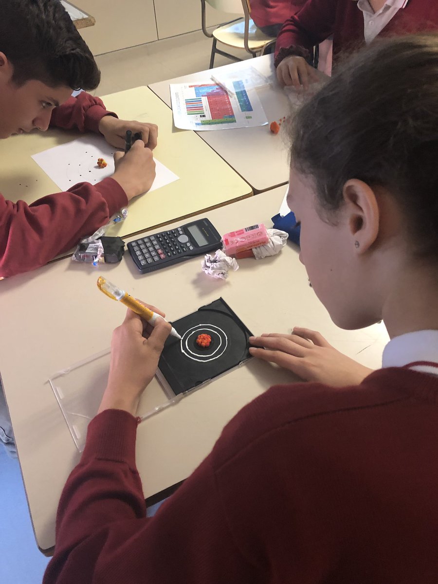alexmr_73's tweet photo. Treballem 🔎📝el #modeloatomico amb els alumnes de #2nesopd per aprendre com está format @PadreDamianSSCC https://t.co/R2Yg6pOR16
