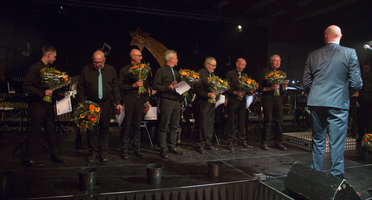 OG_Amerongen's tweet photo. Maar liefst 7 jubilarissen hebben we dit jaar! Zij werden afgelopen zaterdag bij ons Jubileumconcert gehuldigd. Wethouder Gerrit Boonzaaijer heeft hen de KNMO speldjes uitgereikt. 
Gefeliciteerd! https://t.co/CEhXVfHEQH