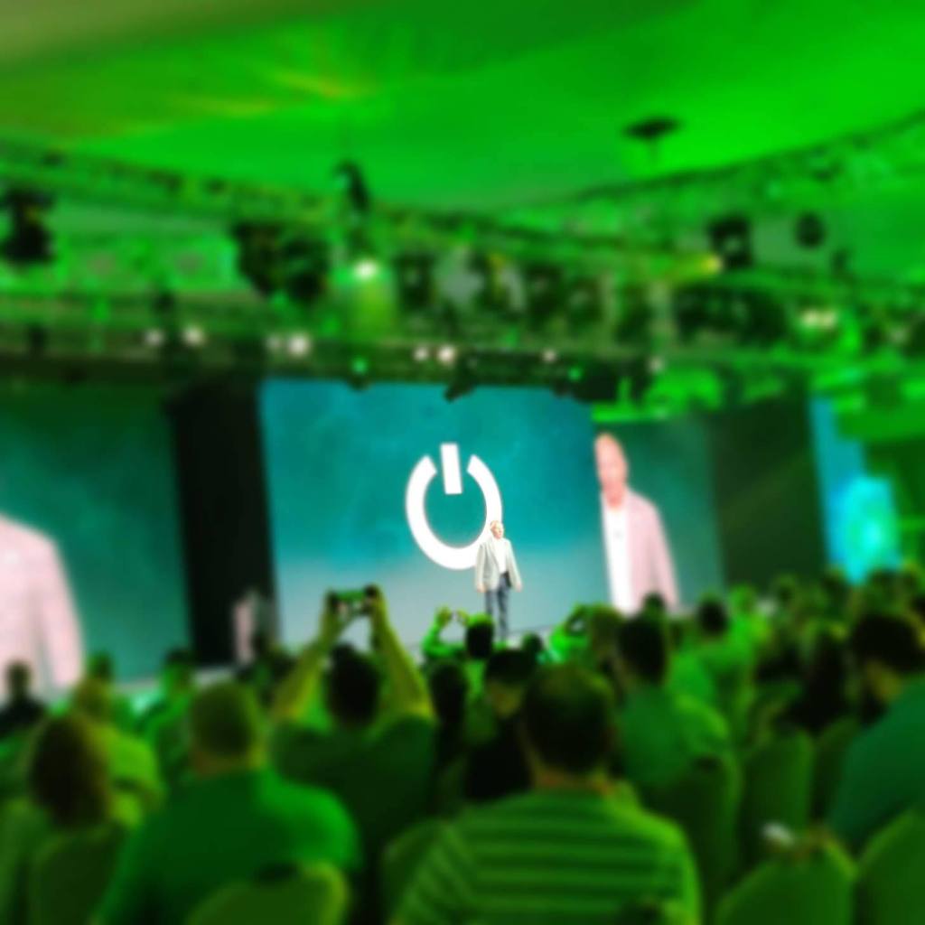 juku_it's tweet photo. My comment after #VeeamON. "@Veeam, forward-looking with feet on the ground" https://t.co/MfBjoqQPX0 https://t.co/IkS9AkG2hM