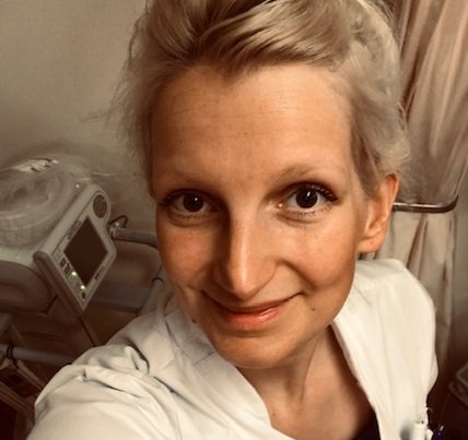 IsalaZiekenhuis's tweet photo. 'Wanneer er niets meer is of wanneer iemand niemand meer is, kun je er alleen nog maar zijn. In wat voor vorm of op welke manier dan ook. Voor wie dan ook.’  Rebecca Hoekstra, verpleegkundige bij Isala Hartcentrum, vertelt hierover in haar nieuwste blog. https://t.co/NmkiD6NyXB https://t.co/lsvtqTOnqT