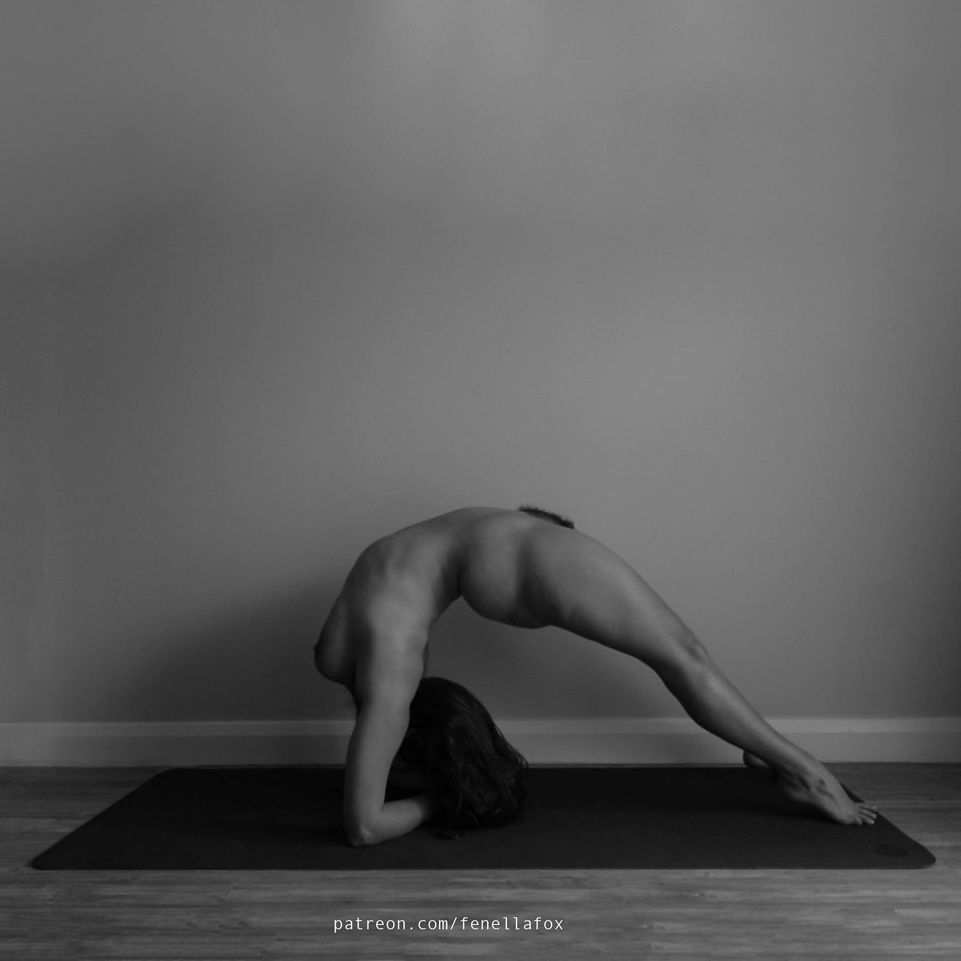 2 pic. a self portrait series https://t.co/zbFlD3owIp