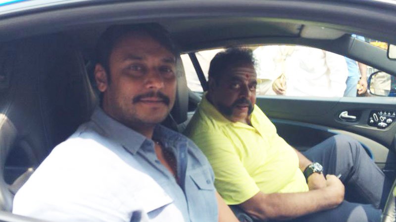 firstnews_tv's tweet photo. ಅಪ್ಪಾಜಿ ಹುಮ್ಮಸ್ಸಿನ ಚಿಲುಮೆಯಾಗಿ ನಮ್ಮೊಂದಿಗಿರ್ತಾರೆ: ದರ್ಶನ್‌ https://t.co/MhfRrdnEYn #Firstnews #FirstnewsKannada  @dasadarshan https://t.co/zVvuyi5jqD