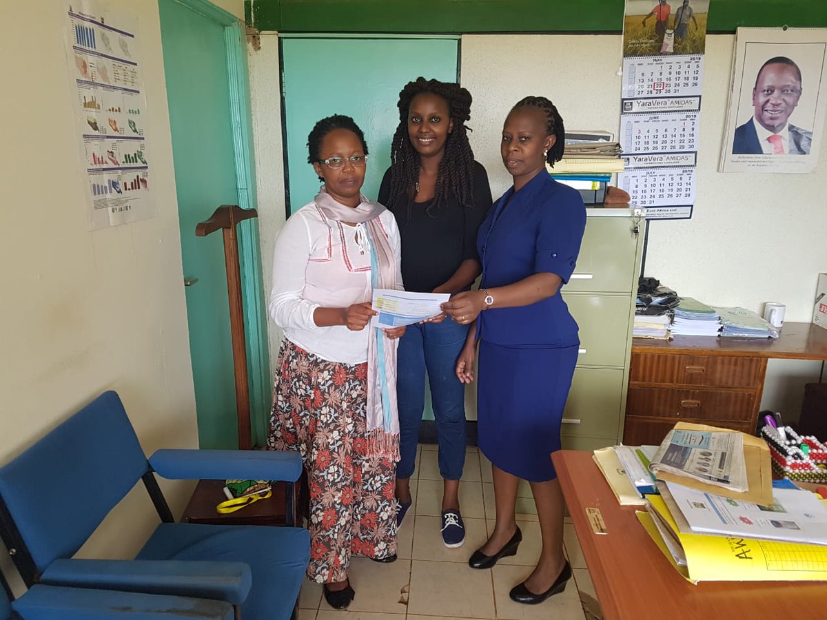Murang'a County EPI Focal Point Veronica Kang'ethe briefing nurses and mentor Naomi Murithi from <a href="/help_logistics/">HELP Logistics</a> on progress of her #STEPKenya project that focuses on providing supervision of #immunization services for health workers in the county <a href="/MOH_Kenya/">Ministry of Health</a> <a href="/gavi/">Gavi, the Vaccine Alliance</a> @HellenBen2