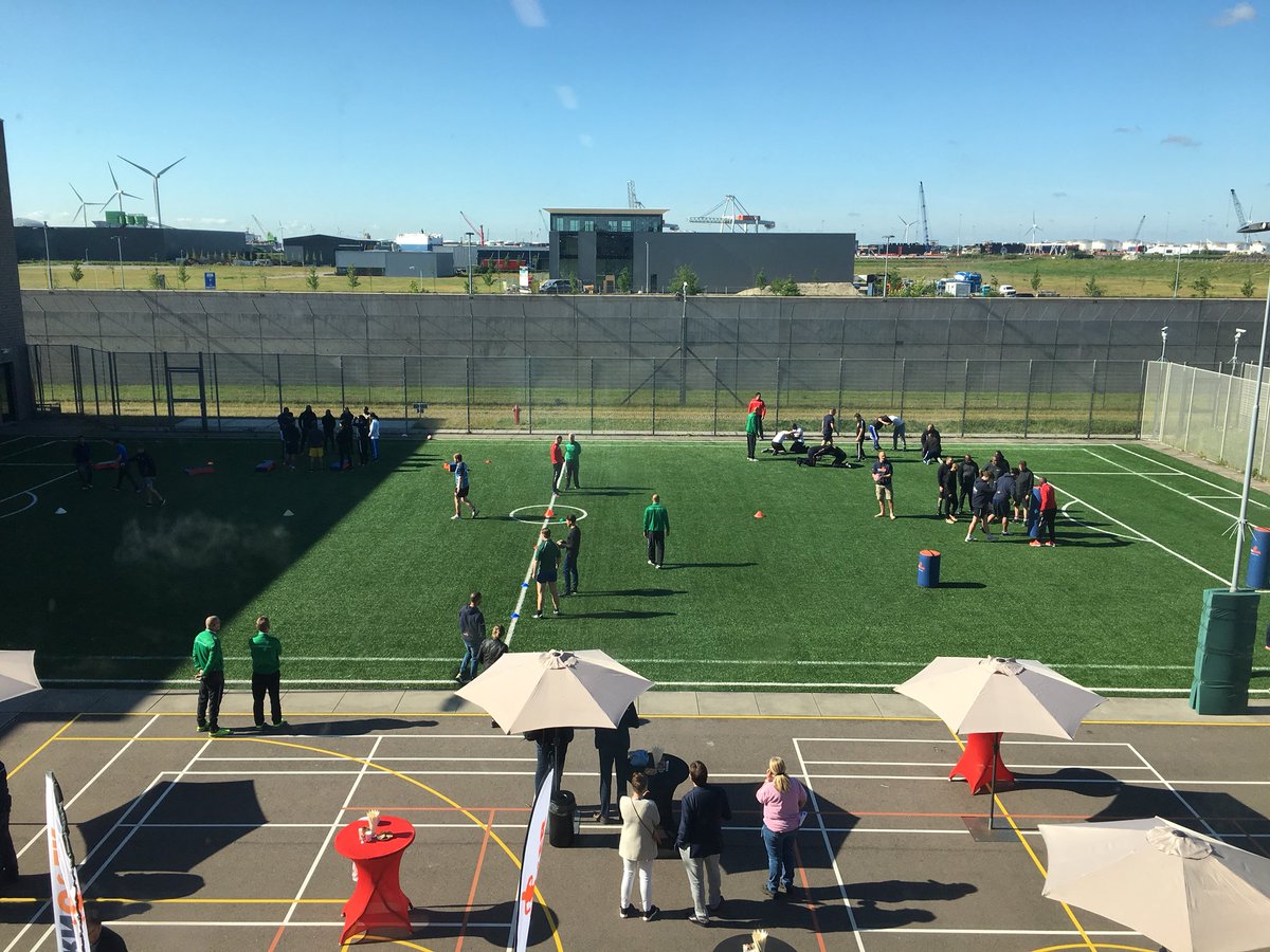 DJI_detentie's tweet photo. In @JCZaanstad wordt vandaag voor de 2e keer een rugbyclinic gegeven en #rugbytoernooi gehouden in samenwerking met Turn-Over. Het fysieke en mentale programma van Turn-Over is gericht op een succesvolle terugkeer in de #maatschappij. https://t.co/KGuA7bQDo4