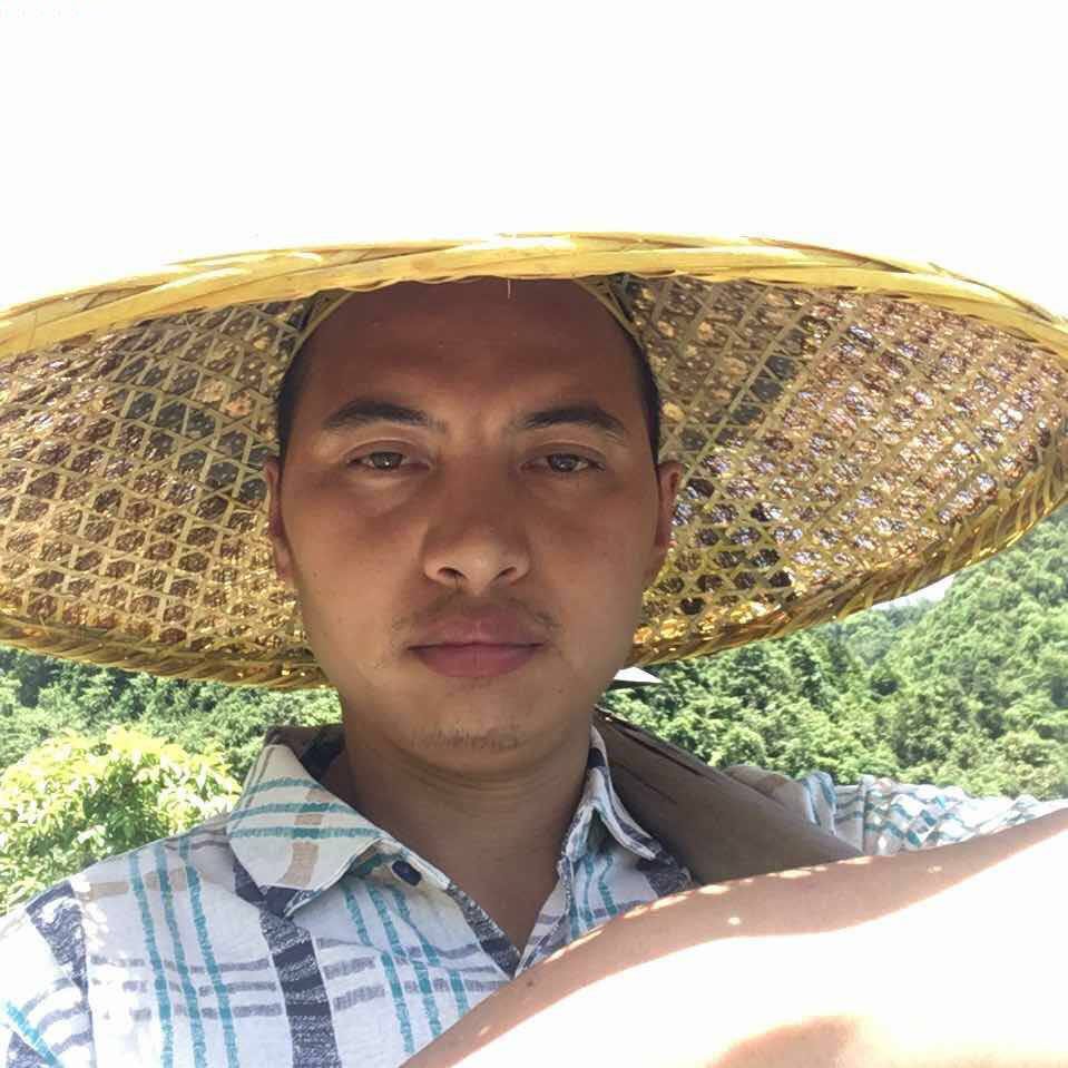 lihuaping20171's tweet photo. 【快讯】劉爾目被酉阳警方带走传唤，涉尋釁滋事。
多事之夏。前幾天北京張寶成兄被刑拘；今天重庆劉爾目又被帶走。
劉爾目畢業於吉林大學政治系，2017年從成都回到故鄉重慶酉陽自己创业乾農莊，鄉里有個啥事愛打抱不平，文章又犀利。
酉陽這地，出了冉雲飛、張國慶、張羽等不少人物。 https://t.co/LqtM8So462
