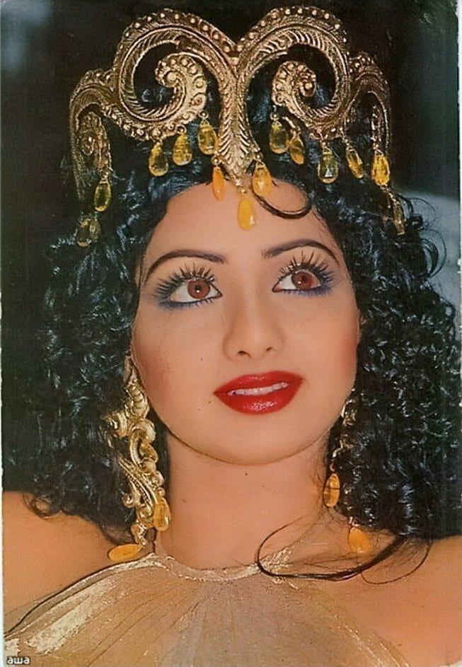 It was the 1st film to be shot at a budget of Rs 3.5 crores. It was a movie where not only was the female lead given as much importance as her male counterpart, it also debuted the “chiffon-sari item song” which would become a mainstay in Bollywood.
#32YearsOfMrIndia #Sridevi