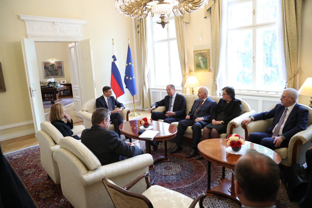 Лавров и керри. Дипломатическое представительство. Дипломатический прием обед. Путин вручает верительные грамоты. Дипломаты за столом.