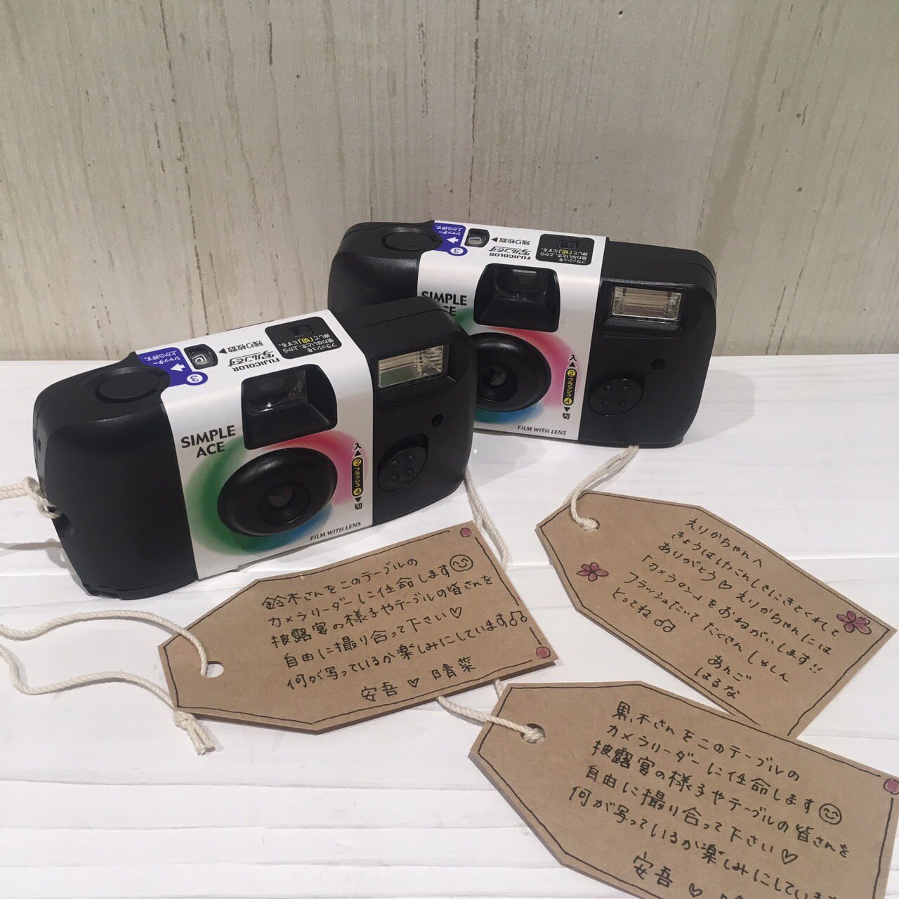 コイデカメラ 公式 在 Twitter 上 結婚式でのおすすめアイテム 写ルンです 各テーブルに置いてゲストの皆さんに 撮影してもらいませんか 二人には見えないゲストの楽しい時間を見ることがきっとできますよ フィルム 写ルンです 結婚式 T Co
