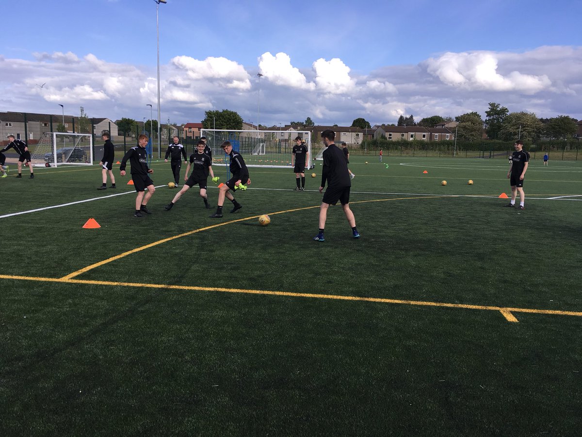 ECFCacademy's tweet photo. Last night was the U18s last training session of the season. We say good bye to the 2001s and thank them for all their efforts in the Club Academy Scotland Programme 👏🏻 #UpToTheNextLevel ⚽️ https://t.co/A50QucrLre