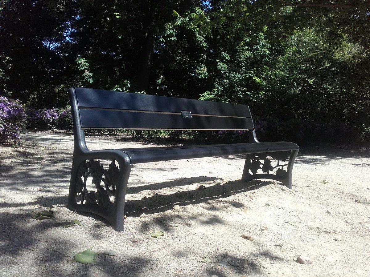 SamsonUE's tweet image. I love my job appt onze installatie crew met deze foto erbij. Tja banken plaatsen in het Vondelpark bij dit weer.. who wouldn't.  Zij plaatsen Plataan en Vleugelnoot banken. Hier zie je in de zijkanten ornamenten van Plataan bladeren. Een bank doneren kan via @VondelparkAdam