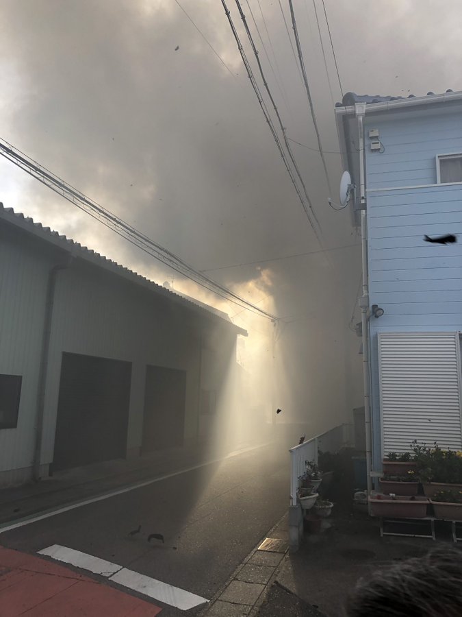 高浜市屋敷町で大量の黒煙を上げる火事の現場画像