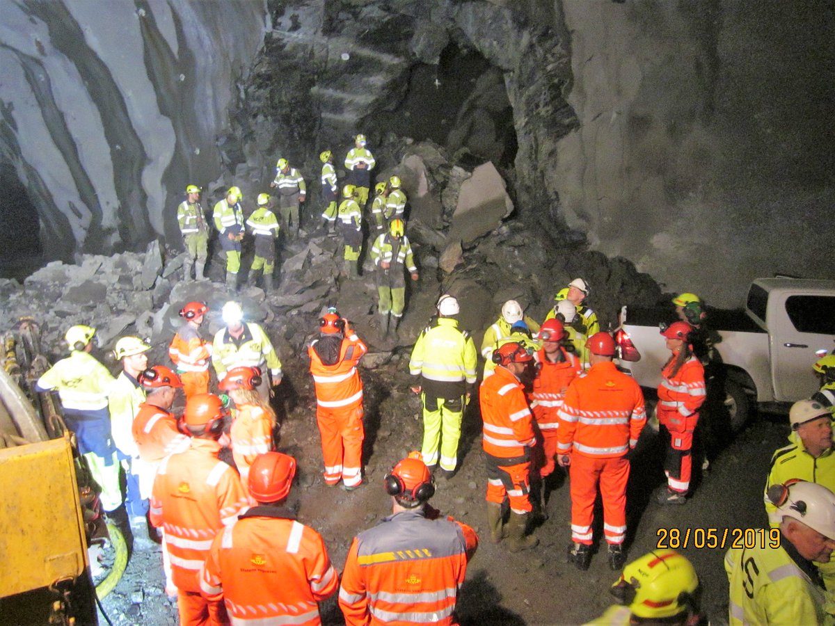 NCCnorge's tweet image. Vi har nå skutt gjennomslagssalven mellom de to parallelle tunnelløpene på E39 Rogfast - E13 Arsvågen i Rogaland. Sidetunnelen er en del av det som blir Norges største vegtunnelprosjekt.  bit.ly/2YOfE4i 
#infrastructure #tunnel #rogfast