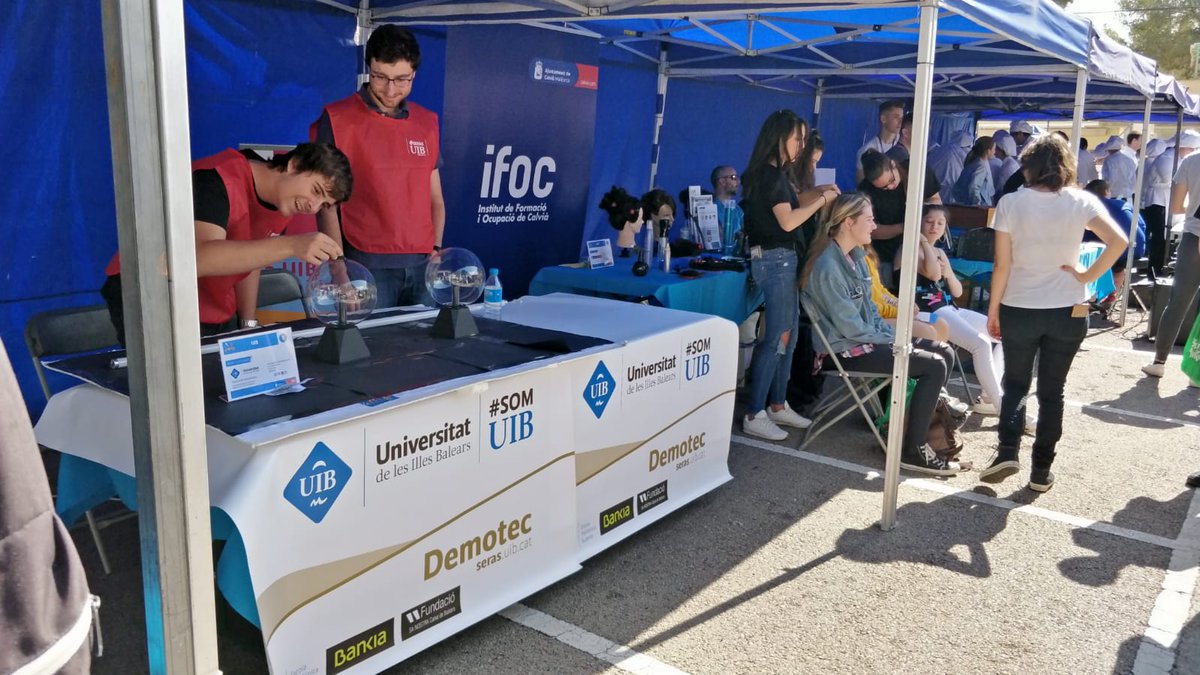 PortUIB's tweet photo. Centenars d'alumnes de 4t d'ESO de #Calvià visiten la III Jornada d'Orientació. Hi participam amb paredetes de #Demolab, #Demotec, @PortUIB, @UNIVERSIDAdema i @ETBALEARES
https://t.co/DCFOez2hym
#SeràsUIB ( @UIBuniversitat i @EDUN_IB ) https://t.co/urQLJ3fXob