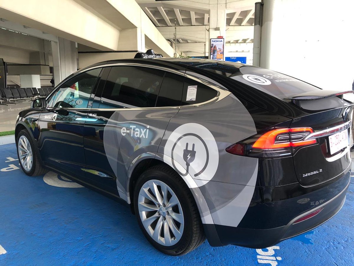 INJairports's tweet photo. Hari ini telah terselenggara launching Electric Taxi atau E-Taxi bluebird di Terminal 3 @CGK_AP2 . Tersedia 25 unit taksi BYD (reguler) &amp; 4 unit Tesla (eksekutif) . Ingin menumpangi taksi listrik pertama di bandara Indonesia? kamu bisa langsung pesan di area arrival T3 ya Tweeps https://t.co/W4vR81HRAI