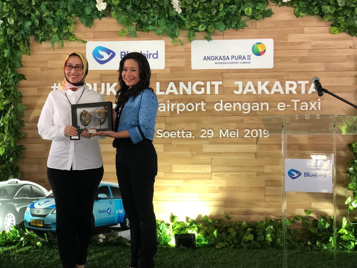 INJairports's tweet photo. Hari ini telah terselenggara launching Electric Taxi atau E-Taxi bluebird di Terminal 3 @CGK_AP2 . Tersedia 25 unit taksi BYD (reguler) &amp; 4 unit Tesla (eksekutif) . Ingin menumpangi taksi listrik pertama di bandara Indonesia? kamu bisa langsung pesan di area arrival T3 ya Tweeps https://t.co/W4vR81HRAI