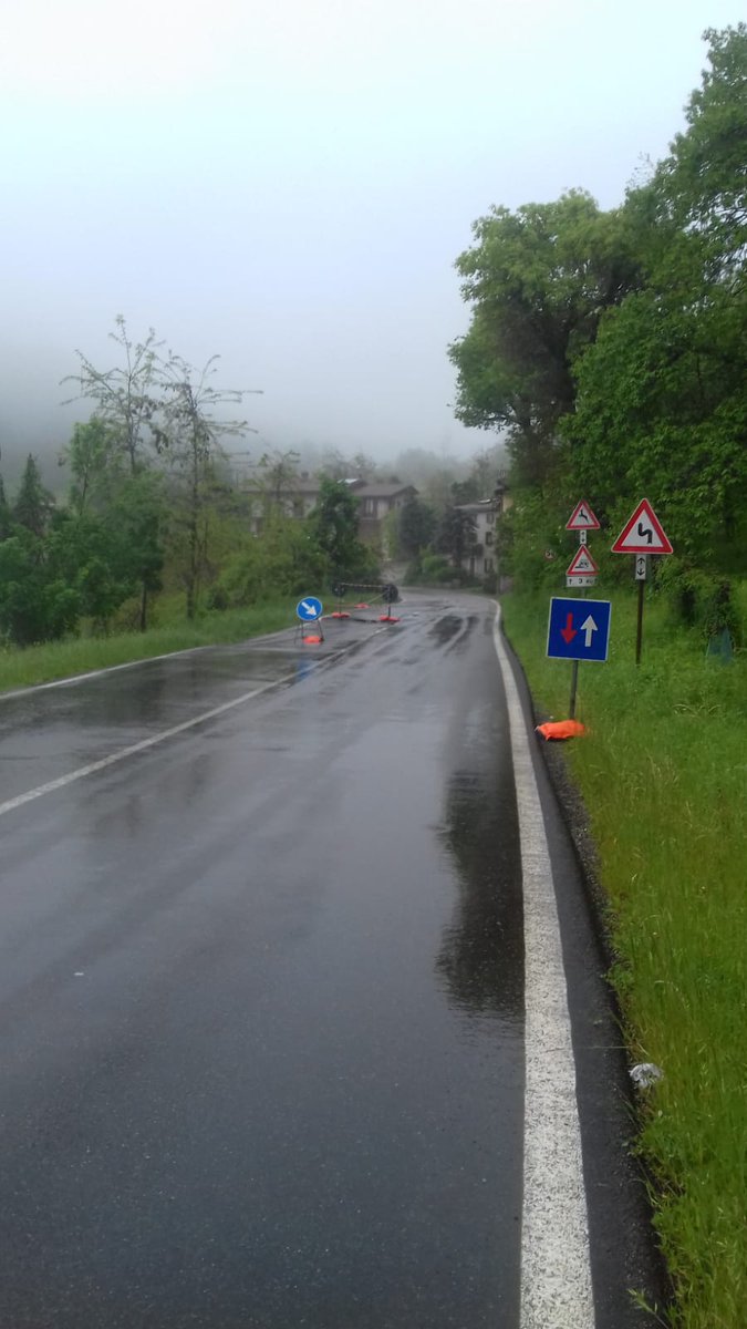 provinciamodena's tweet photo. #AllertaMeteoER #AllertaROSSA #SP623 a Zocca SENSO UNICO ALTERNATO x cedimento carreggiata dovuta al maltempo. Prudenza!
@AllertaMeteoRER @Ansa_ER @gazzettamodena @Carlino_Modena @ModenaToday @GDTomei @ArpaER @DPCgov @emiliaromagnago @Emergenza24 @trc_tv @TvQui @comunedivignola https://t.co/OnbD8lkE2R