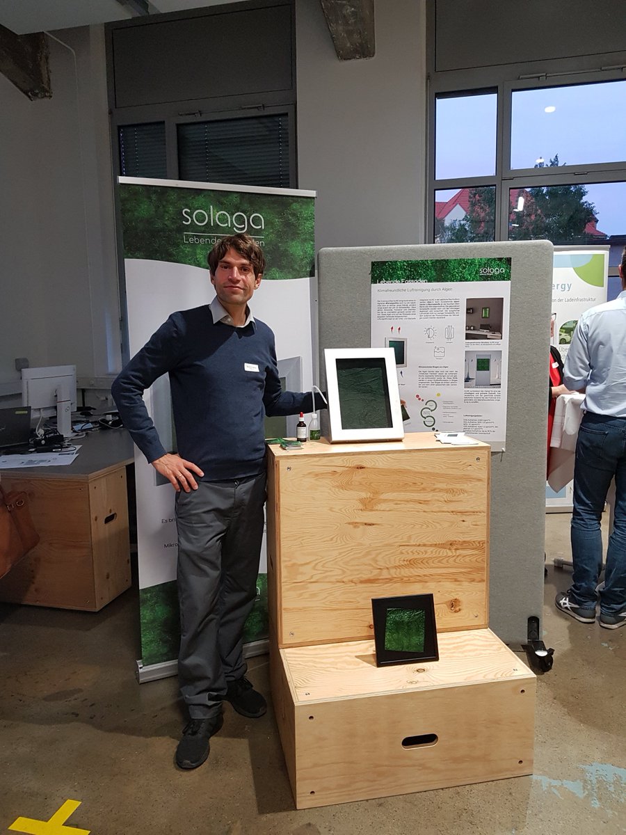 SolagaDE's tweet photo. "Unser Stand beim #Siemens-#Energiepreis des #BPW und #Innoenergy!
#Algenbild #Solaga #umweltschutz #Luftreinheit #grüneLunge #frischeLuft" https://t.co/qIwIhHIjqE