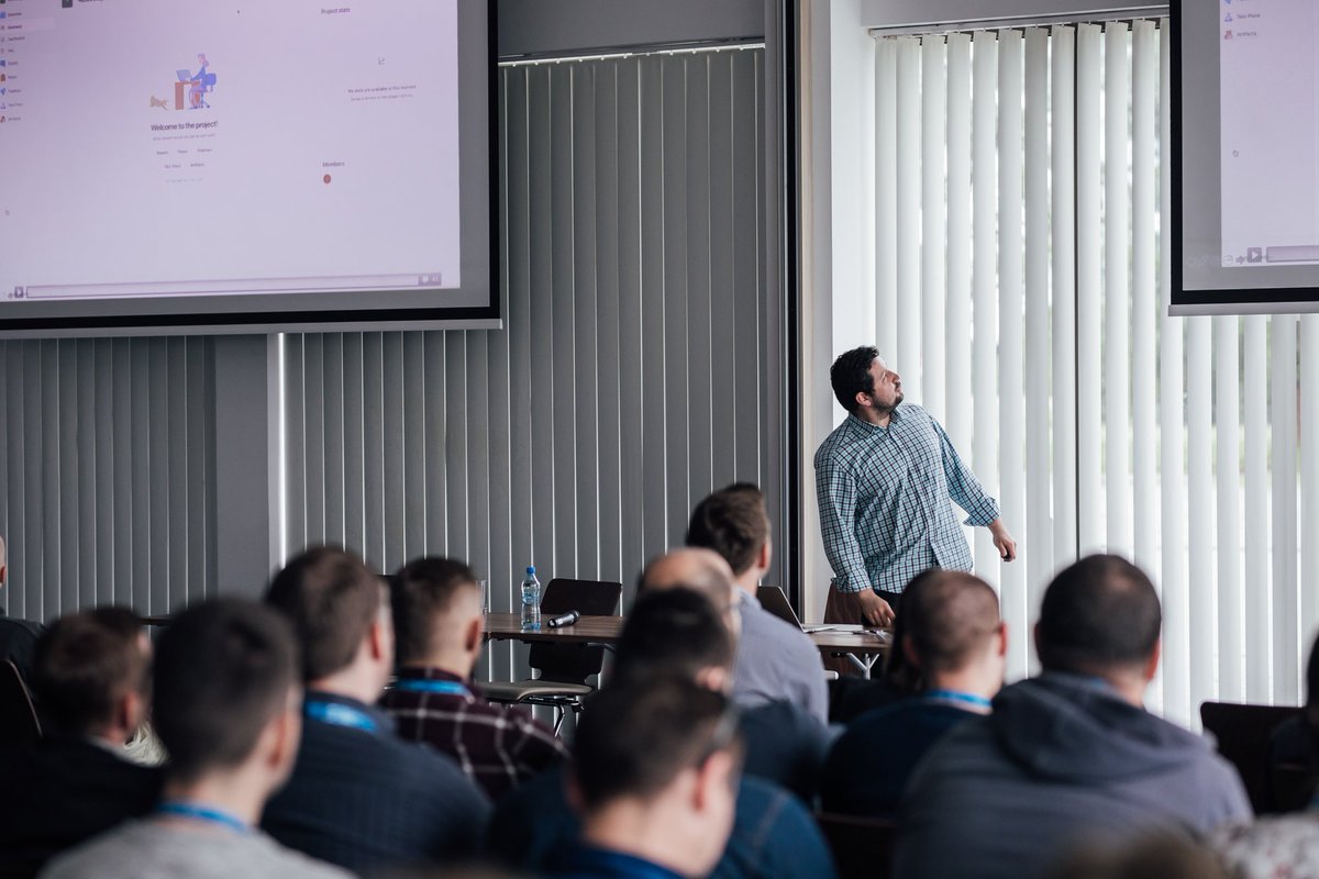 DeveloperDaysPL's tweet photo. Now on stage, Michał Furmankiewicz talks about #Azure Functions vs. #awslambda. 
#cloudDD #cloud #cloudeveloperdays https://t.co/WM9pxVR1CO