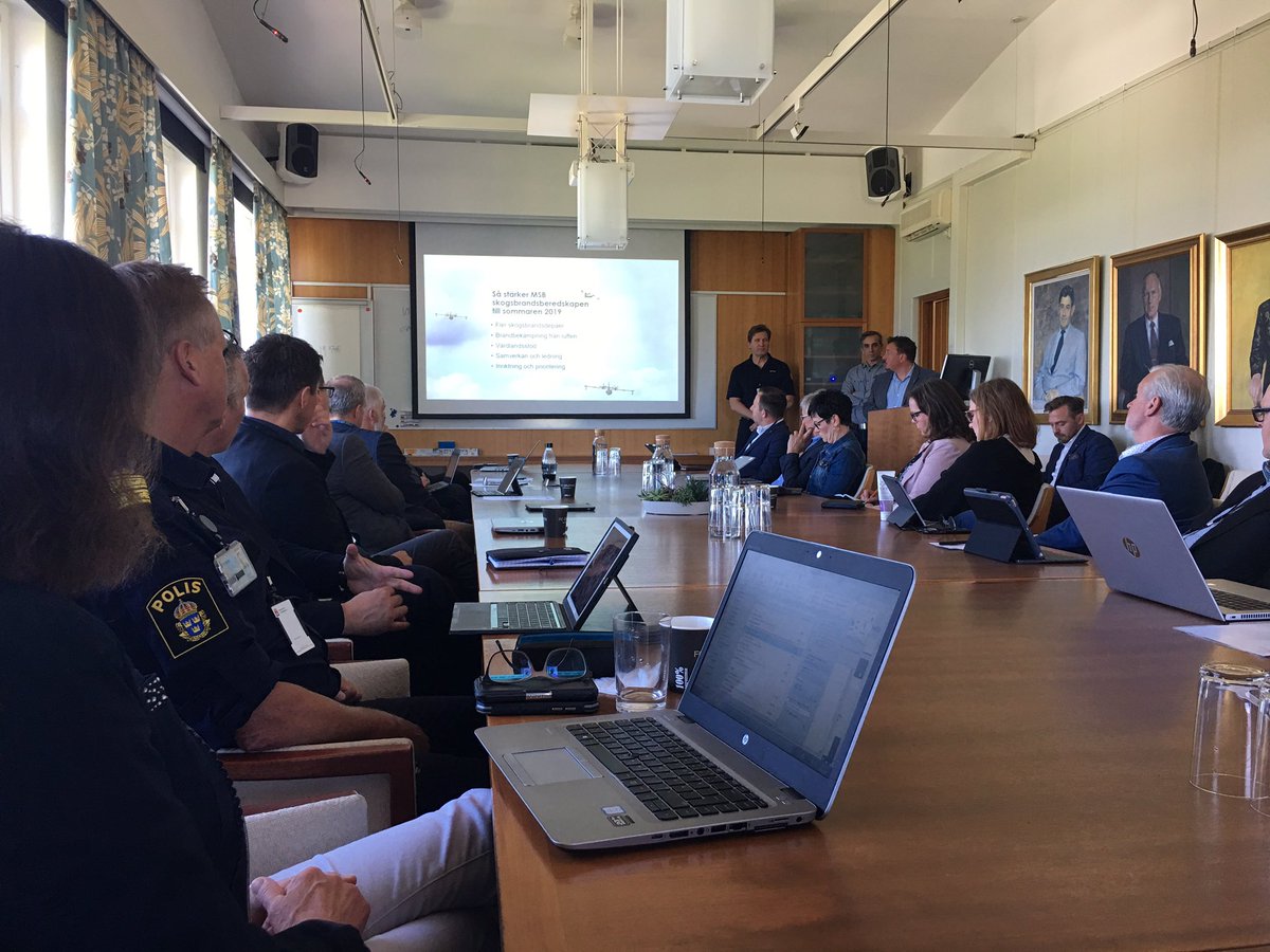 Regionalt Råd med dubbla rader runt bordet. Dags att rekapitulera krisarbetet sommaren 2018 - och beredskapen inför sommaren 2019. <a href="/regionjkpg/">Region Jönköpings län</a> <a href="/vetlandakommun/">Vetlanda kommun</a> <a href="/gislavedkommun/">Gislaveds kommun</a> <a href="/SavsjoStad/">Sävsjö kommun</a> <a href="/LRFJkpg/">LRF Jönköping</a> <a href="/Forsvarsmakten/">Försvarsmakten</a> <a href="/polisen_jkping/">Polisen Jönköping</a> <a href="/SOSAlarmSverige/">SOSAlarmSverigeAB</a> <a href="/varnamokommun/">Värnamo Kommun</a> <a href="/vaggerydskommun/">Vaggeryds kommun</a>