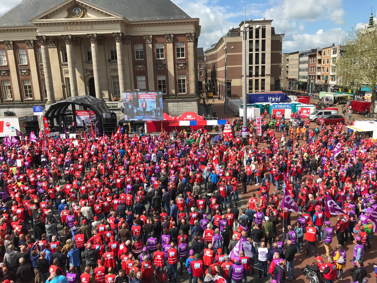 KarinKasperHilt's tweet photo. Actie pensioen leeft in Groningen! Volle bak goede sfeer! #cnv https://t.co/DsysJBf7cF